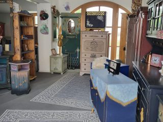 Bunte Möbel in hellem Raum