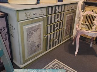 Vintage Sideboard mit Kartenmuster