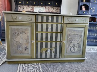 Antiker Schrank mit Kartenmotiven
