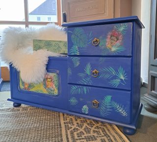 Blaue Kommode mit Pflanzenmotiven