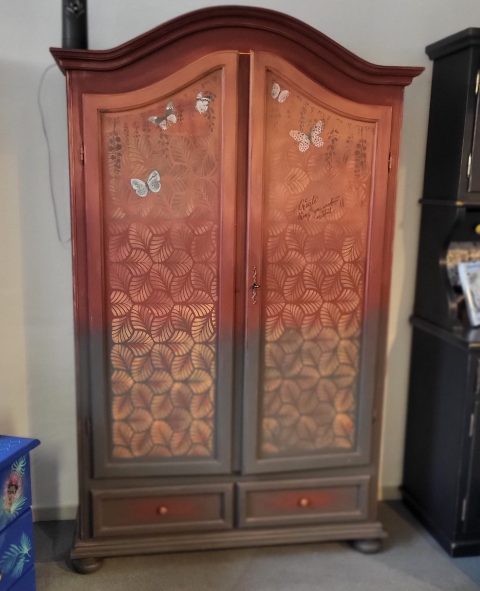 Schrank mit Schmetterlingsmotiven