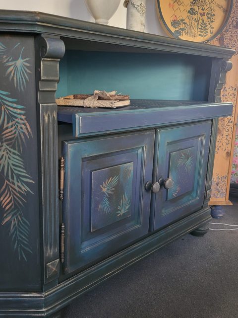 Bunt bemalter Holzschrank mit Türen