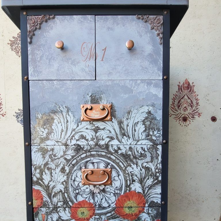 Schrank mit Blumendesign und Schubladen