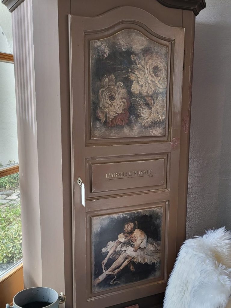 Vintage Schrank mit Kunstmotiv
