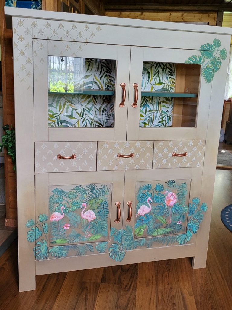 Kombination aus Schrank und Dekor