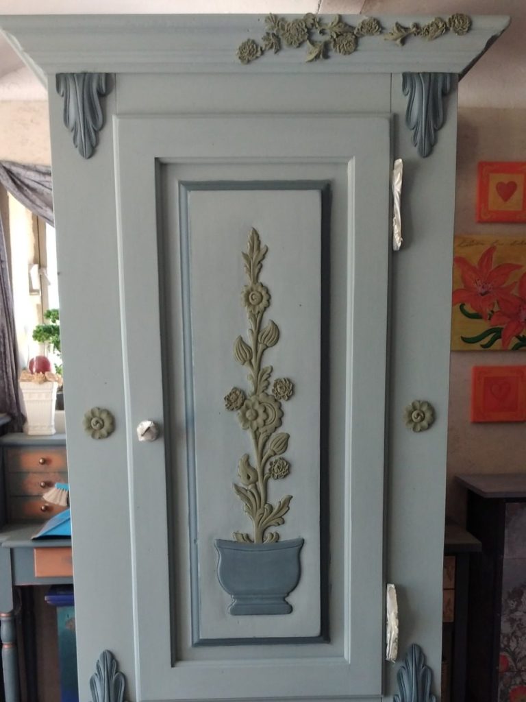 Blauer Schrank mit Blumenmuster