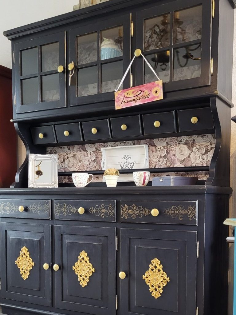 Schwarz-golden Küchenanrichte mit Glastüren