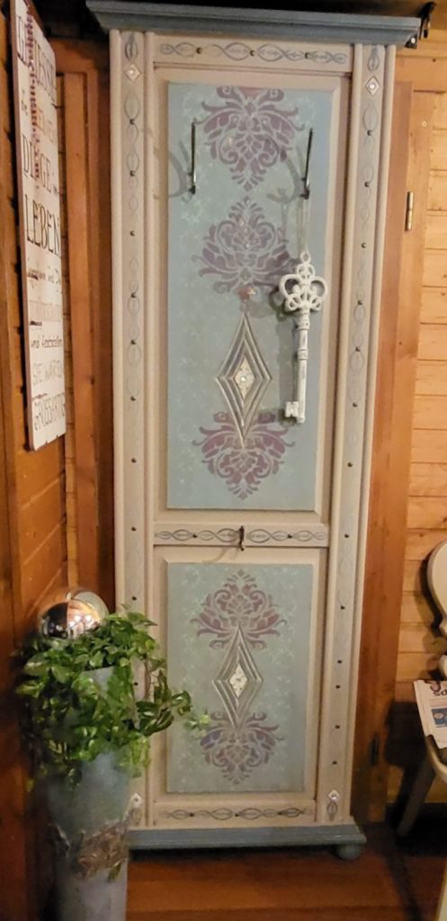 Bunter Schrank mit Schlüssel