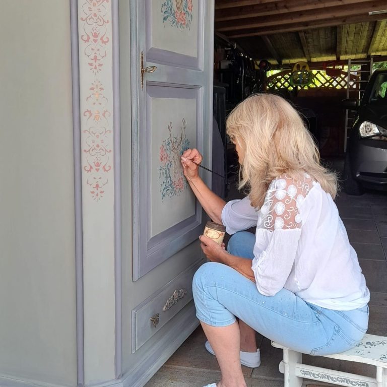 Frau malt Schrank dekorativ